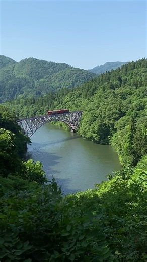 観光列車「えちごトキめきリゾート雪月花」が只見線を走る : 只見川第一橋梁