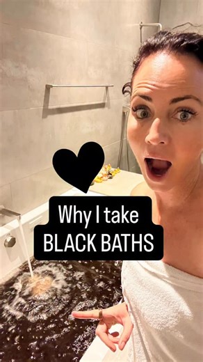 🖤 BLACK BATH = Fulvic Soak Fulvic acid comes from the natural decomposition of ancient plants over thousands of years (humic substances). It’s rich in trace minerals and bioactive compounds — not woo, just nature chemistry. 🛁 How I do it • Large bathtub: 2–3 tablespoons of fulvic acid • Warm (not hot) water • 20–30 minutes • 2 times a week when I can ✨ Why I love it • Mineral support & gentle detox • Calms the nervous system • Skin-friendly & microbiome respectful 🧴 Skin tip (very important) 