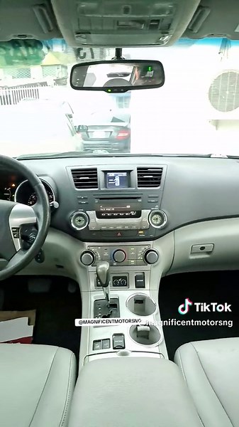 2012 Toyota Highlander SE 4WD - Pristine Condition, Leather Seats, Bluetooth