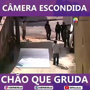 CÂMERA ESCONDIDA - CHÃO QUE GRUDA Essa é uma das câmeras escondidas mais clássicas. 😂 Até o doguinho ficou sem entender nada... 🐕 #Humor #CâmeraEscondida #SilvioSantos #Pegadinha #SBTNordeste #TVBorborema | TV Borborema