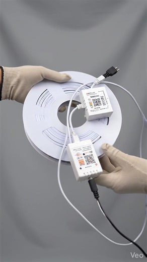 La tira de luz ambiental LED se puede controlar a través de una aplicación de teléfono inteligente (RGB) o un control remoto. #tiktok#🔥#Popular #fyp #Hot