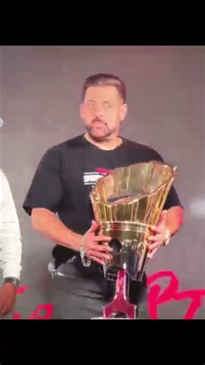 Salman Khan with Trophy – Fans Celebrate 💯 #salmankhan #bollywood #youtubeshorts #shorts