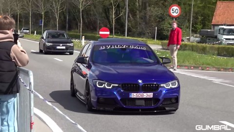 Voitures Tuning quittent Car Show