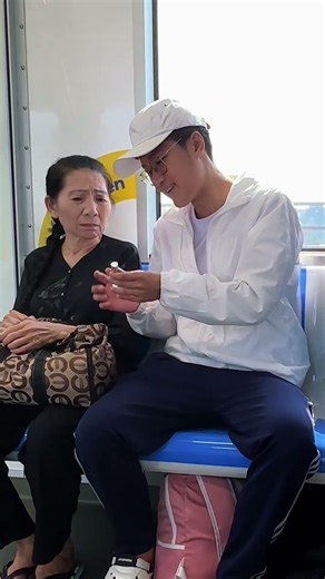 I helped the old woman get rid of her headache [ONEKINDMAN] #onekindman #kindness #respect #help