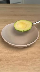 Loaded Avocado Egg Spread 🔥 The filling I used: 3 boiled eggs 100g avocado 80g light Greek yoghurt 80g onion Salt or MSG Macros (whole bowl): 507 cals | 30g protein | 35g fat | 20g carbs Mix it all up, store it in the fridge and spoon out what you need. Simple, filling and perfect for quick meals without blowing your calories! @tastyiri_en this was elite and most importantly Macro Magic💥 | Stefan Bodegrajac