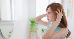 Asian Woman Looking Mirror Scratching Head 库存影片视频（100% 免版税）1100283961 | Shutterstock