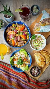 Le PARADIS de la street-food sud-américaine ⤵️ 📲 Enregistre le post pour retrouver les infos ❤️ Abonne-toi @leparisdalexis pour de food 🇵🇪 Aujourd’hui, je t’emmène au Pérou sans quitter Paris. Direction @mikunaparis (4 adresses à Paris) pour une pause déjeuner ensoleillée 😎 🐟 La star ici, c’est le ceviche, ce plat typique du Pérou. Un poisson mariné dans une sauce pleine de fraicheur et bien relevé. Mais on trouve aussi plein d’autres spécialités sud-américaines : burritos, empanadas et des