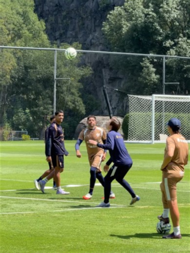 ¿Está para jugar? Captamos a Esteban #Solari disfrutando el Fut-Tennis en Cantera este viernes, en la preparación del partido contra San Luis de este fin de semana. #LigaMX #Pumas #TikTokDeportes @fabriziodc_