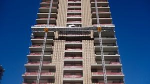 [Hot Item] Mast Climbing Aerial Work Platform for Plastering Outside of The External Wall