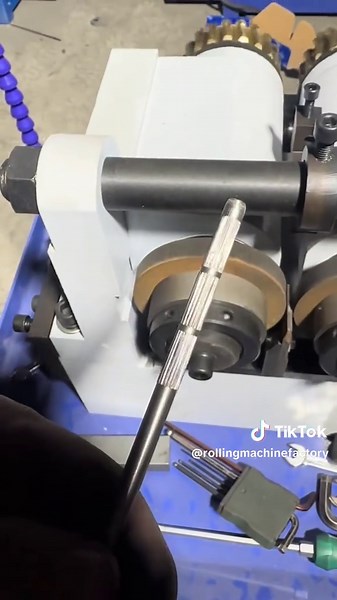 Machining straight spline by hydraulic hobbing machine#threadrollingmachine #tiktok #Roundsteelrollingmachine #steelbarrollingmachine #screwthreadrolling