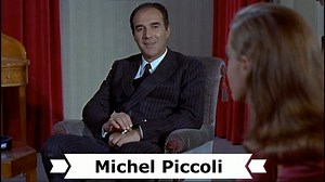 Heute wäre der 95. Geburtstag des französischen Schauspielers † Michel Piccoli (eigentlich Jacques Daniel Michel Piccoli). Geboren am 27. Dezember 1925 in Paris und gestorben am 12. Mai 2020 in Saint-Philbert-sur-Risle Er ist unter den Charakterdarstellern einer der ganz Großen gewesen: Michel Piccoli. Ungemein vielseitig strahlte der hochaufgeschossene Mann Dominanz und Kraft aus und hatte durchaus etwas vom Salonlöwen. Auch in kleineren Rollen ist er somit kaum zu übersehen gewesen. Doppelbödi