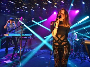 HAPPY WITH ME (EN ESPAÑOL) - Holychild - LETRAS.COM