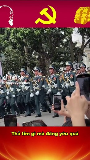 Chú Bộ Đội Thả Tim Đáng Yêu Trên Xe Đà Nẵng