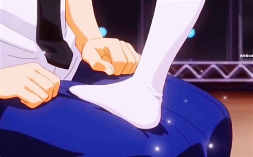 当女生拿白丝踩你……