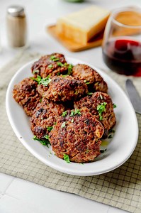 NOVO: Mesni polpeti, kot smo jih vedno jedli doma😍 | Oglas | RECEPT: https://jernejkitchen.com/sl/recepti/mesni-polpeti Preprost recept za hitro družinsko kosilo med tednom. Ti polpeti so rahli in sočni, z lahkoto pa jih tudi zamrznemo za kasneje 😍 V receptu uporabiva mešano mleto meso z'dežele. Naročnik: Celjske mesnine d.o.o. .... NEW: Polpette 😍 RECIPE: https://jernejkitchen.com/recipes/polpette Polpette is a quick and easy family meal recipe made with ground meat. This Italian treat is ju