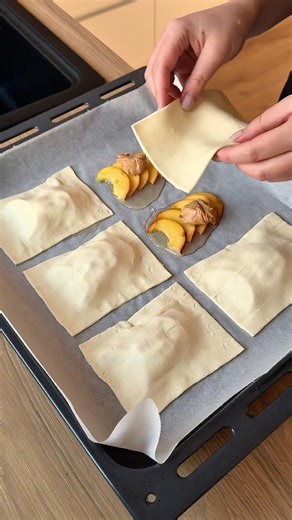 upside down honey peach pastry 🍑 #puffpastry #pastry #upsidedown #peach #easyrecipes