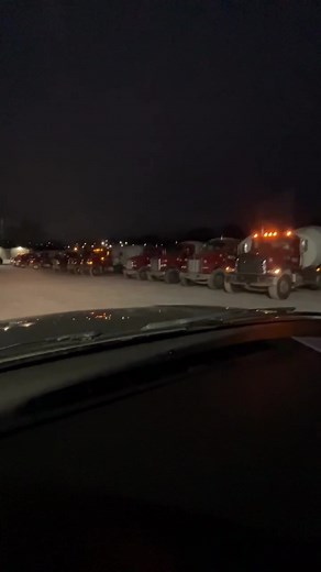 Draggin’ the line #kansas #fypシ #gfymcmon #trucker #mudmoney #missouri #kenworth #mack #peterbilt #international #trucksoftiktok #trucks #comcret #concretelife #mudtok