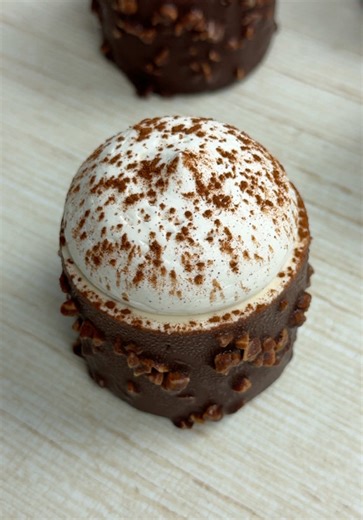 🇫🇷 Entremets Mocaccino. Retrouvez la recette dans l’édition Entremets de mon e-magazine. Lien en bio (en haut de mon profil). 🇬🇧 Mocaccino Entremets. Find the recipe in the Entremets edition of my e-magazine. Link in bio (at the top of my profile). 🇪🇸 Entremets Mocaccino. Encuentra la receta en la edición de Entremets de mi revista digital. Enlace en la bio (arriba en mi perfil). 🇮🇹 Entremets Mocaccino. Trovi la ricetta nell’edizione di Entremets del mio rivista digitale. Link in bio (in