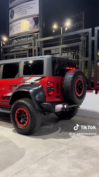 Ford bronco Raptor 2023 15 mil Kms factura original un solo dueño Bronco Raptor 2023 viene bastante equipado, con asistentes de manejo y comodidades modernas: \t•\tPanel de instrumentos digital de 12 pulgadas, con inclinómetro y monitor de sistema 4x4. \t•\tSistema de info-entretenimiento con SYNC 4 y pantalla táctil, compatible con Apple CarPlay y Android Auto. \t•\tAsistencia de seguridad: freno automático de emergencia con detección de vehículos y peatones, asistente de colisión, alerta de pu