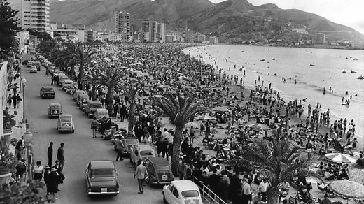 Así han evolucionado las vacaciones de los españoles desde el 'boom' turístico hace 60 años
