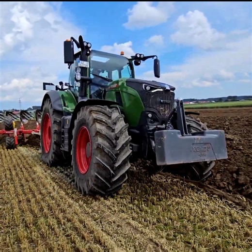 22K views · 788 reactions | Fendt tractor is very useful for large fields | Big Machines | Facebook