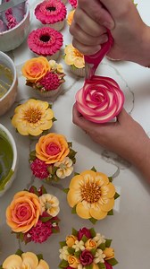 ROSE 🌹 Piping with a Wilton 2D nozzle #twotoned #buttercreamrose #rose #roses #flowers #floral #cupcakes #cupcake #edibleart #wilton #pipingnozzles #pipingtips #cakedecorating | Kerry's Bouqcakes