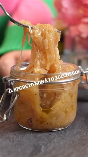 Rita Monforte • Cucina Italiana 🇮🇹 on Instagram: "Il segreto non è lo zucchero. È quando lo usi. È il tempo. È il fuoco basso. Se sbagli l’ordine, la cipolla non caramella: si rovina. 👉 Salva questa ricetta: ti servirà più di una volta. #cipollacaramellata #trucchidicucina #cucinaitaliana #errorincucina #ricettefurbe"
