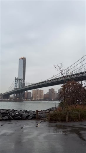 One of my favorite places - pretty even in the rain 🗽🍎🏙️💧 My @freepeople overalls are on sale @nordstrom - they come in two washes, and I absolutely love the fit! You can get them here: https://liketk.it/5Bh3i | Modnitsa Styling