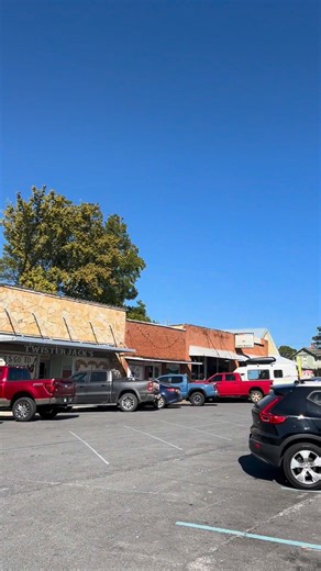 Local artists Ron Chandler, Harry Branton, and Terri Thrasher have been busy capturing the charm of Mountain View’s Courthouse Square on canvas. From old tree stumps to a row of historic buildings, they’re turning familiar sights into beautiful works of art that celebrate the character and history of the town. #artonthesquare #MountainViewArt #LocalArtists #courthousesquare | Ozark Gateway Tourist Council