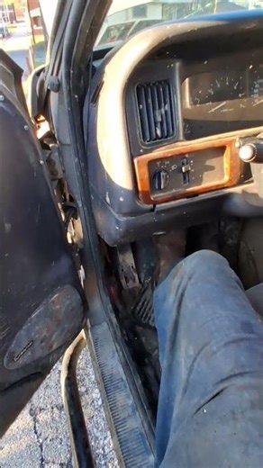 How to bleed brakes solo in less then 1 minute "gota partner, not helpful, cute tho"