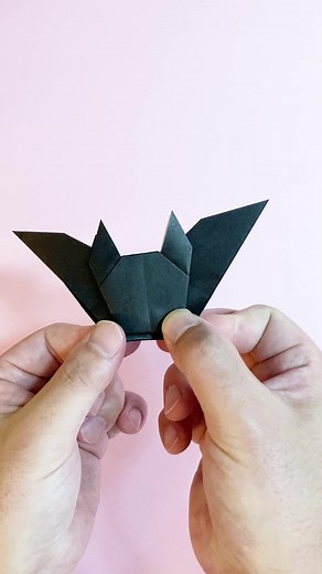 折り紙で作るコウモリを紹介。可愛らしくてハロウィンの飾り付けにピッタリです。 #折り紙 #origami #簡単折り紙 #おりがみ #コウモリ #ハロウィン