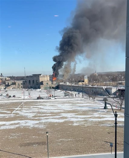 🚨 BREAKING NEWS 🚨 The Union Signs and Printing building at Eastern Ave and Washington Street is currently on fire. Emergency crews are on scene. Please stay clear of the area and avoid Eastern Ave while crews work. More details as they become available. | Joliet News