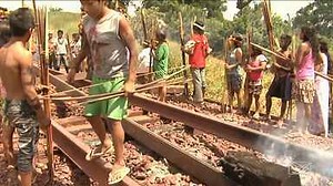 Índios Awá-Guajá liberam ferrovia Carajás no Maranhão