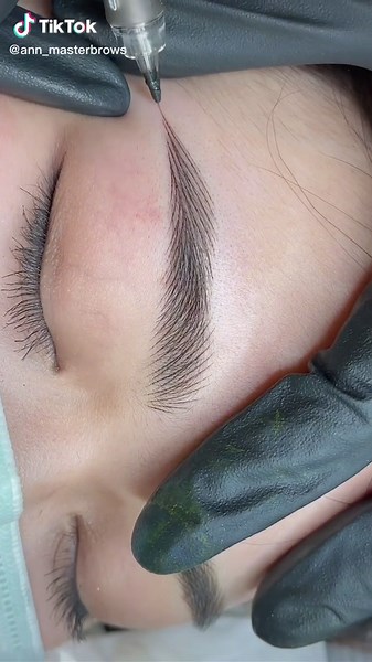 Eyebrow Microblading Procedure: Close-Up Insights