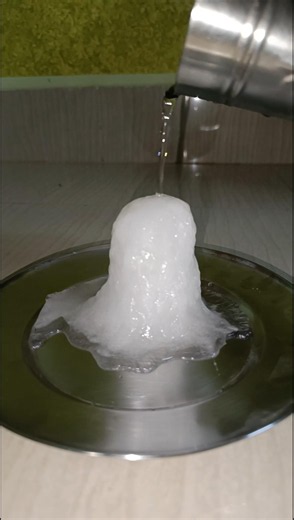 Instant Freezing Of Sodium Acetate 😮 #shorts