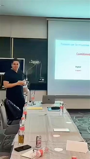 La cromoendoscopía óptica, ejemplificada por el NBI (Narrow Band Imaging) de Olympus, actúa a nivel de la fuente de luz. Utiliza filtros ópticos físicos que estrechan el espectro luminoso (principalmente azul y verde), lo que incrementa la absorción por la hemoglobina y resalta de forma directa los patrones vasculares superficiales. No hay posprocesamiento digital: el contraste se genera antes de que la luz alcance el tejido. En contraste, i-SCAN de Pentax es cromoendoscopía digital. La imagen s