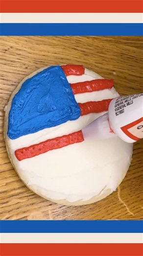These American flag cookies will steal the show 🇺🇸 #4thofjuly #cookies #dessert #americanflag