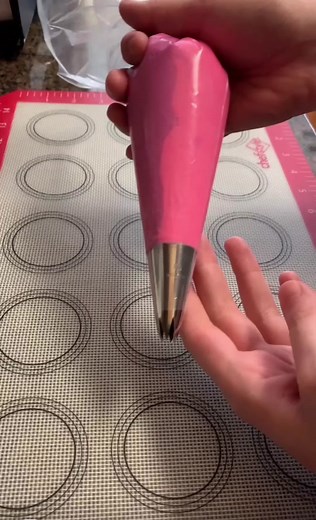 Creative Cake Decorating with Wilton 1M Piping Tip