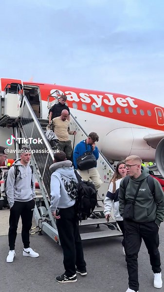 🟠 easyJet Airbus A319 arrival at AMS from LGW.