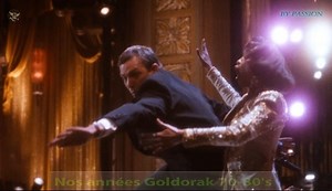 Qui se souvient de cette scène culte dans le film "The Bodyguard" avec Kevin Kosner et Whitney Houston? 😉 ---> Pour plus de souvenirs https://m.facebook.com/passion.80s/ | Nos années Goldorak 70-80's By Passion