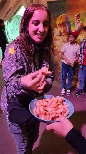 ​¡La magia del circo se vive mejor con un snack en la mano! 🎪✨