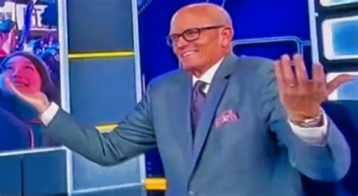 Scott Van Pelt Was Stunned After Cameras Caught 2 Men Kissing On 'SportsCenter' [VIDEO]