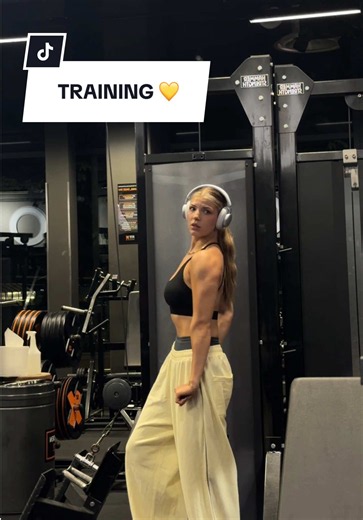 Wo sind meine Muscle Mommys😜💕& wollt ihr mehr Gymvlogs?💛 #fibii #gym #training