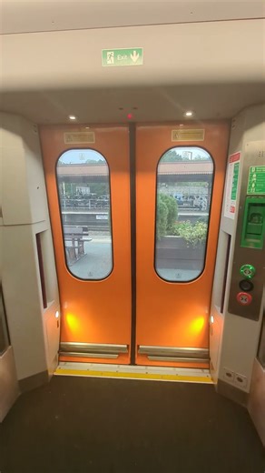 Class 196 Door Close Sound #class196 #westmidlandsrailway #train #traindoor ‪@WesternSpot23‬