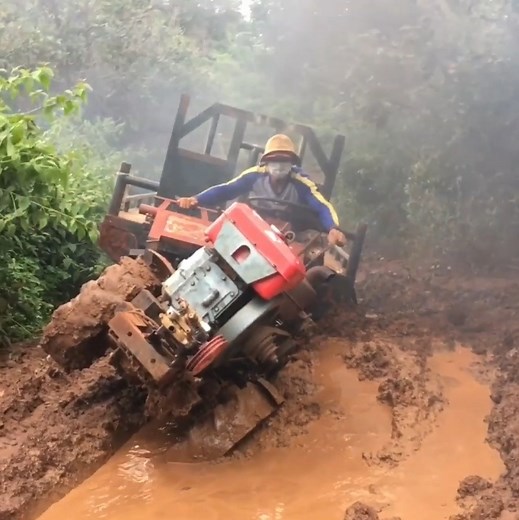 Driving tractor from stuck in deep mud | Daily Post