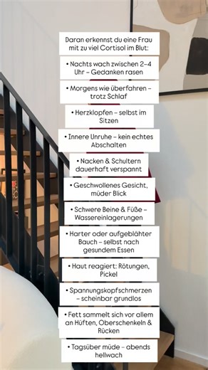 Celine Mansour | -20kg Endometriose | Detox Expertin 🌱 on Instagram: "Du bist erschöpft, gereizt, innerlich unruhig und funktionierst trotzdem jeden Tag weiter? Diese Anzeichen sind kein Zufall. Sie sind die Sprache eines Körpers, der schon lange zu viel trägt. • Dein Nervensystem steckt im Dauerstress – echte Ruhe fehlt • Deine Hormone sind aus der Balance – Stimmung & Energie schwanken • Dein Energiestoffwechsel läuft im Notbetrieb – müde trotz Schlaf 👉 Was du brauchst, ist Systemregulation 