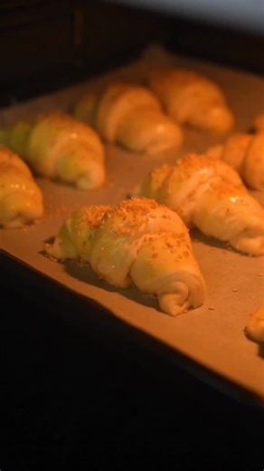 Nefis Yemek Tarifleri on Instagram: "Pratik Kruvasan Poğaça 🥐😋 ENGLISH BELOW 👇🏻 @yaseminatalar, tek seferde kolayca açılan, kat kat kruvasan poğaçalar hazırladı, bu nefis tarifi kaçırmayın deriz. 🤩 Malzemeler 1 su bardağı ılık süt (200 ml) Yarım su bardağı ılık su (100 ml) Yarım su bardağı sıvı yağ (100 ml) 1 adet yumurta akı 1 tatlı kaşığı toz şeker 1 tatlı kaşığı tuz 1 paket instant maya 4 su bardağı un Katlar arasına sürmek için; 75 g tereyağı Üzeri için; 1 adet yumurta sarısı Susam Hazı