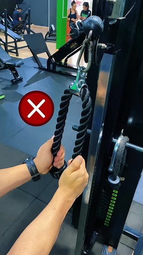 Hoje eu vou te ensinar a fazer o Face Pull do jeito certo. Segue o passo a passo do vídeo e sente como ele ativa a parte posterior do ombro, ajudando a deixar o ombro mais redondo, com mais volume, e as costas muito mais bonitas. 👊🔥 Um movimento simples que faz toda a diferença no visual! Salva pra fazer no próximo treino 👇 #facepull #ombrotreino #ombroposterior #costasbonitas #mulheresquetreinam #treinofeminino #consultoriaonline #diegorosa #emagrecimento30plus #ombrodefinido #treinodeombro 
