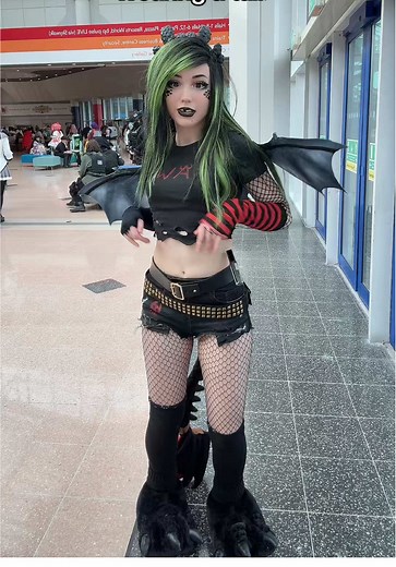 Divertido Cosplay de Toothless con Cola