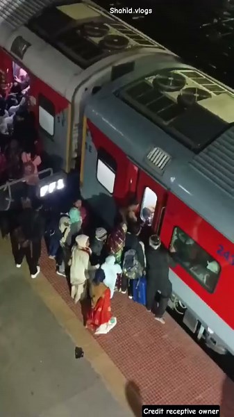 Train Driver Ki duty kitne ghante ki hoti hai? #train #shorts #facts #traintravel